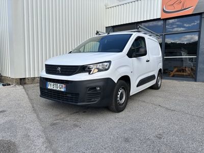 une camionnette blanche garée devant un immeuble, devant un immeuble