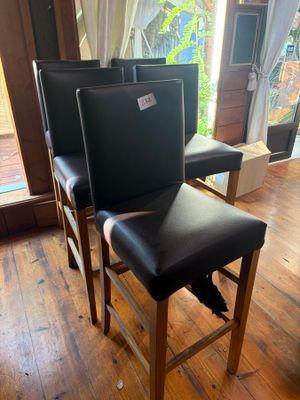 deux fauteuils en cuir noir dans une pièce au sol en parquet