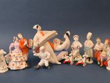 de nombreuses figurines de personnes qui se tiennent ensemble