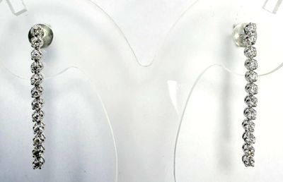 deux paires de boucles d'oreilles exposées sur un présentoir