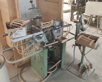 une machine placée au milieu d'une pièce