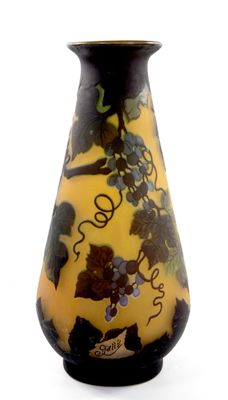 un vase jaune orné de motifs noirs et blancs