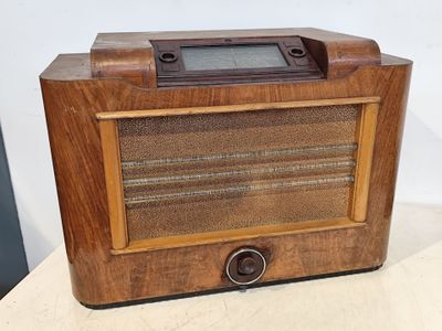 une vieille radio posée sur une table