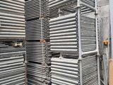 un gros tas de tuyaux métalliques empilés les uns sur les autres