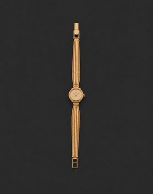 une montre en or sur fond noir