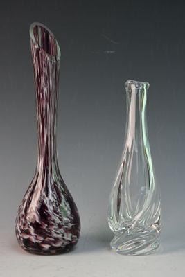 trois vases en verre posés l'un à côté de l'autre sur une table