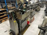 une machine installée à l'intérieur d'une usine
