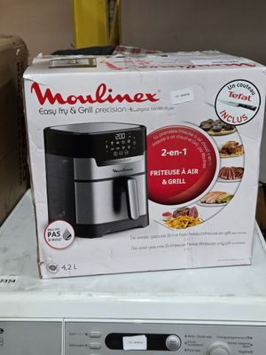 une boîte de nourriture posée sur une machine à laver