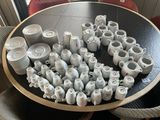 une table sur laquelle sont posées de nombreuses tasses et soucoupes