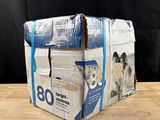 une pile de cartons posée sur une table, sur fond noir