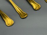 quatre cuillères et une fourchette sur une table