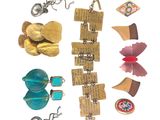 de nombreux bijoux variés posés sur une surface blanche