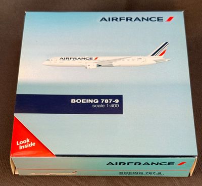 une boîte sur laquelle est représenté un avion