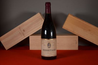 une bouteille de vin posée sur une table