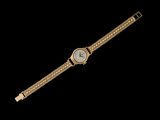 une montre-bracelet en or avec un cadran blanc et une chaîne en or