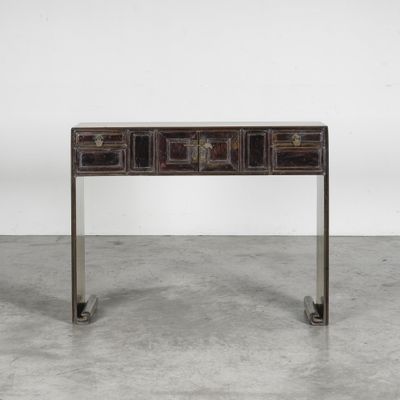 une console ancienne à deux tiroirs et un piètement en métal