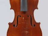 un vieux violon avec un archet noir sur fond blanc