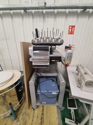 a machine that is sitting on a table in a room