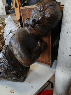 une statue représentant un bébé assis sur une table