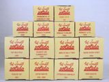 plusieurs cartons de sodas empilés les uns sur les autres sur une table