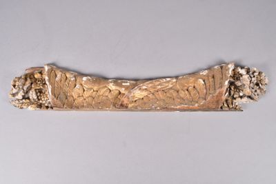 une cuillère en argent ornée d'un motif, posée sur une table