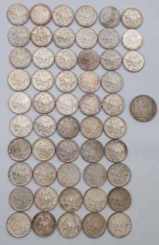 Cinquante-trois pièces de monnaie en argent : 53 x 5 francs semeu...