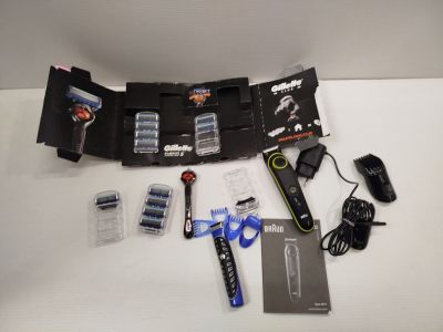 une photo montrant divers gadgets électroniques disposés sur une table