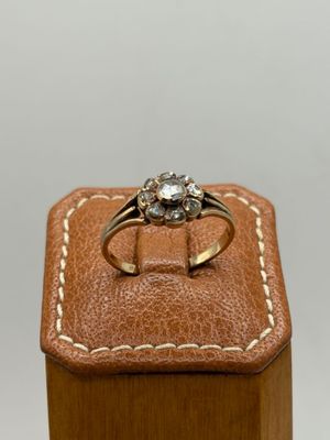 un gros plan d'une bague en diamant posée sur un écrin en cuir marron