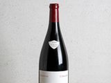 une bouteille de vin posée sur une table en bois