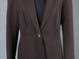 un gros plan d'une veste marron sur un mannequin