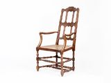 une image d'une chaise en bois sur fond blanc