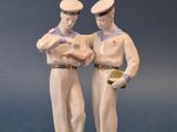 deux figurines représentant deux hommes debout l'un à côté de l'autre