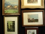 de nombreux tableaux encadrés accrochés au mur d'une pièce