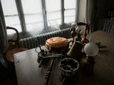 un gâteau posé sur une table devant une fenêtre