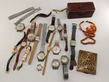 tout un tas de montres et de bracelets posés sur la table