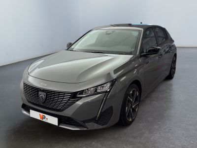 La nouvelle Toyota Mira hybride est exposée dans un showroom.