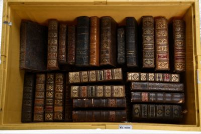 de nombreux livres anciens exposés dans une caisse en bois