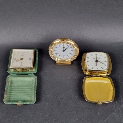 trois types de montres différents sont posés les uns à côté des autres