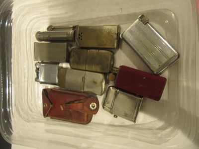 de nombreux types de briquets différents dans un récipient en plastique