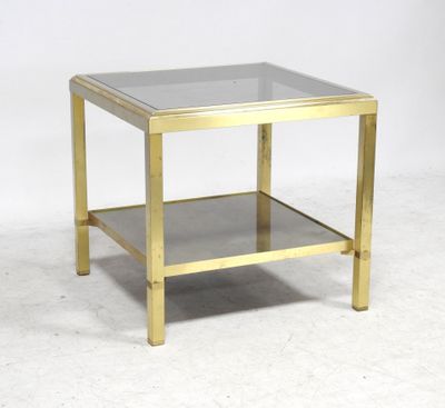 table basse en laiton avec plateau en verre et étagère