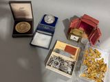 beaucoup d'objets en or et en argent sur la table