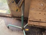 une table sur laquelle se trouve un rouleau de papier
