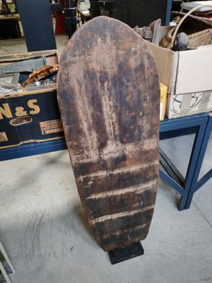 un vieux skateboard posé sur une table dans un garage