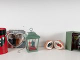 de nombreux objets différents posés sur une table