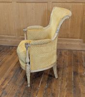 Fauteuil type "bergère" en bois sculpté laqué crème, à dossi… (photo 4)