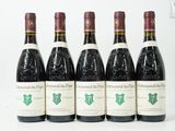 six bouteilles de vin sont alignées sur une table