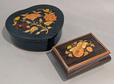 deux boîtes posées l'une à côté de l'autre sur une table