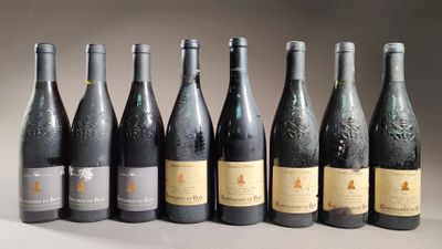 six bouteilles de vin sont alignées sur une table