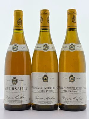 trois bouteilles de vin posées sur une table l'une à côté de l'autre