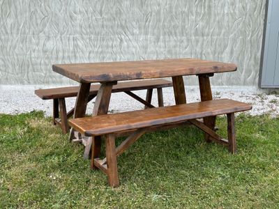 Table et paire de bancelles en orme de style brutaliste